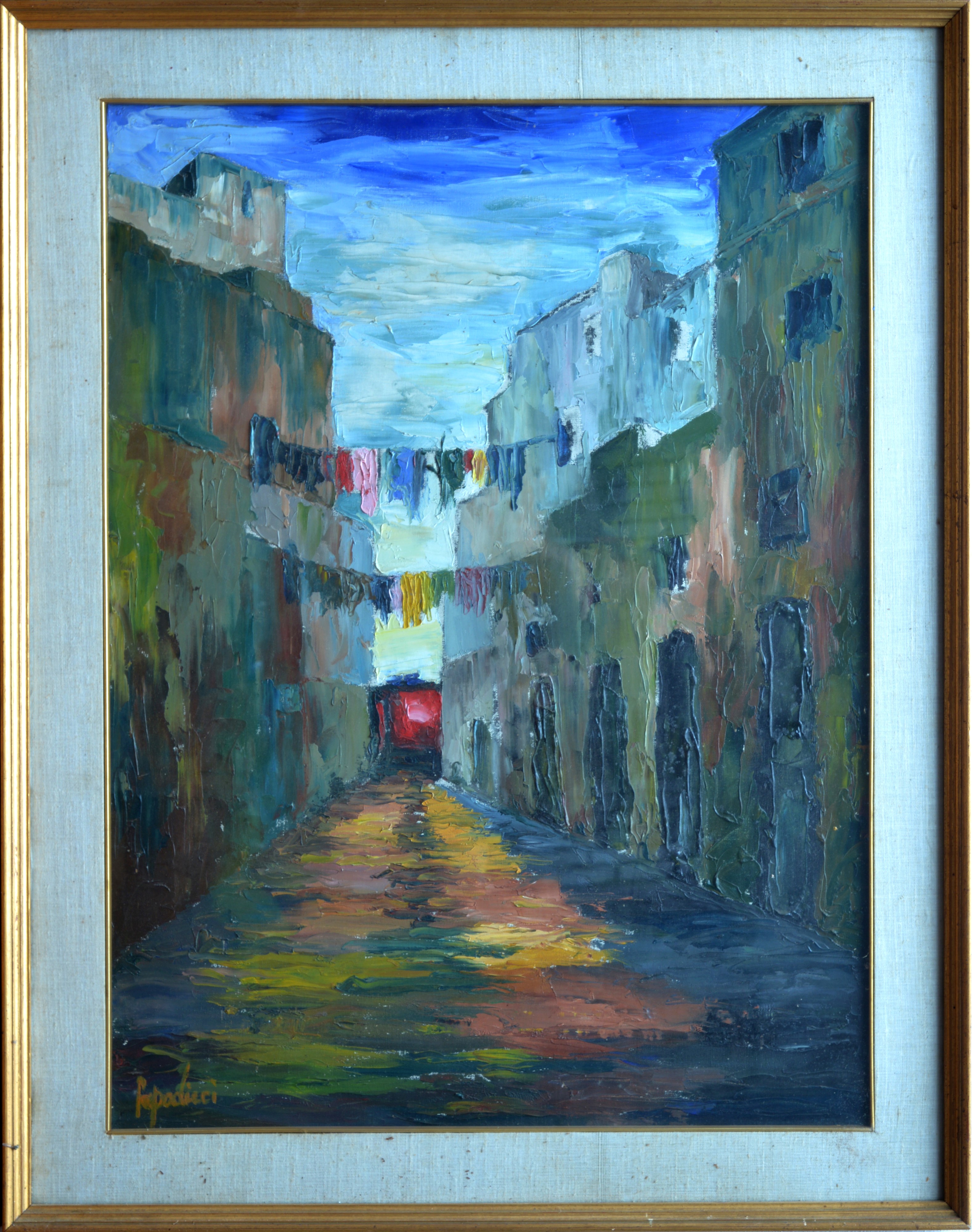 Strada con panni stesi