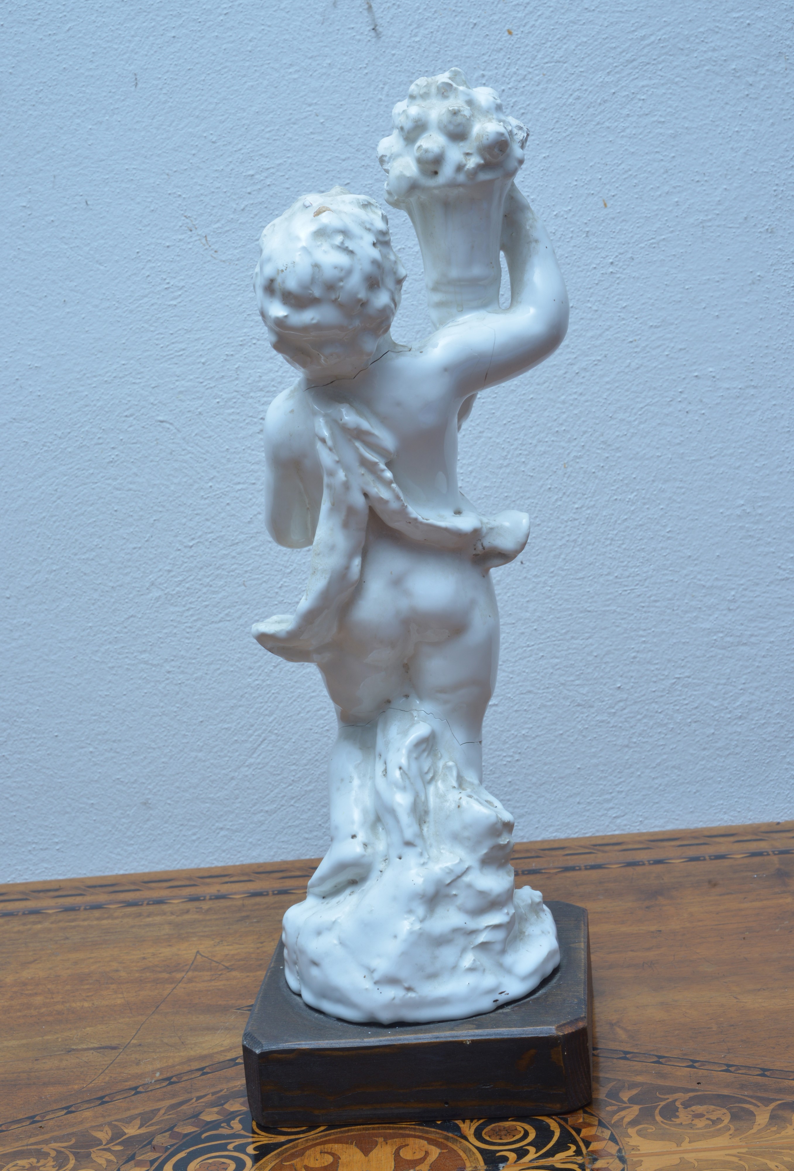 Putto con cornucopia