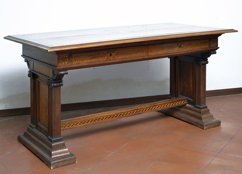 Tavolo in stile neorinascimentale