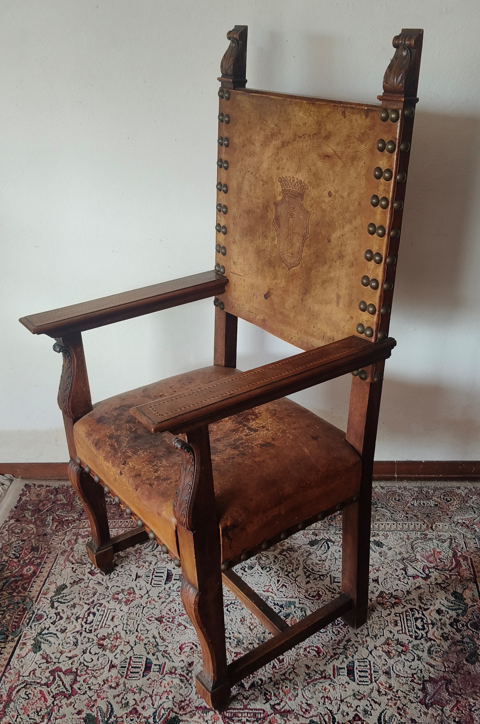 Tavolo in stile neorinascimentale