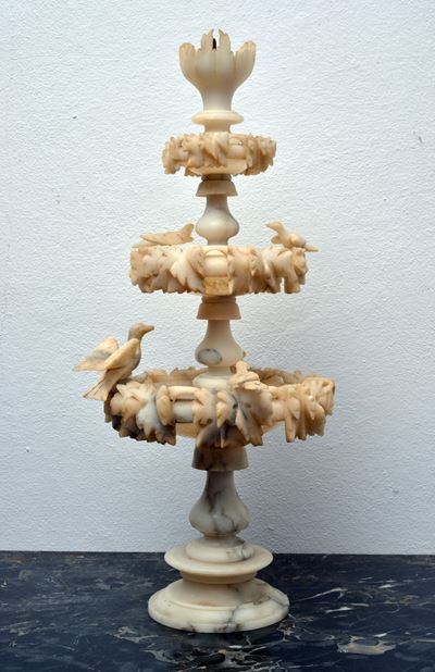 Alzata in alabastro a forma di fontana con decorazioni di uccellini