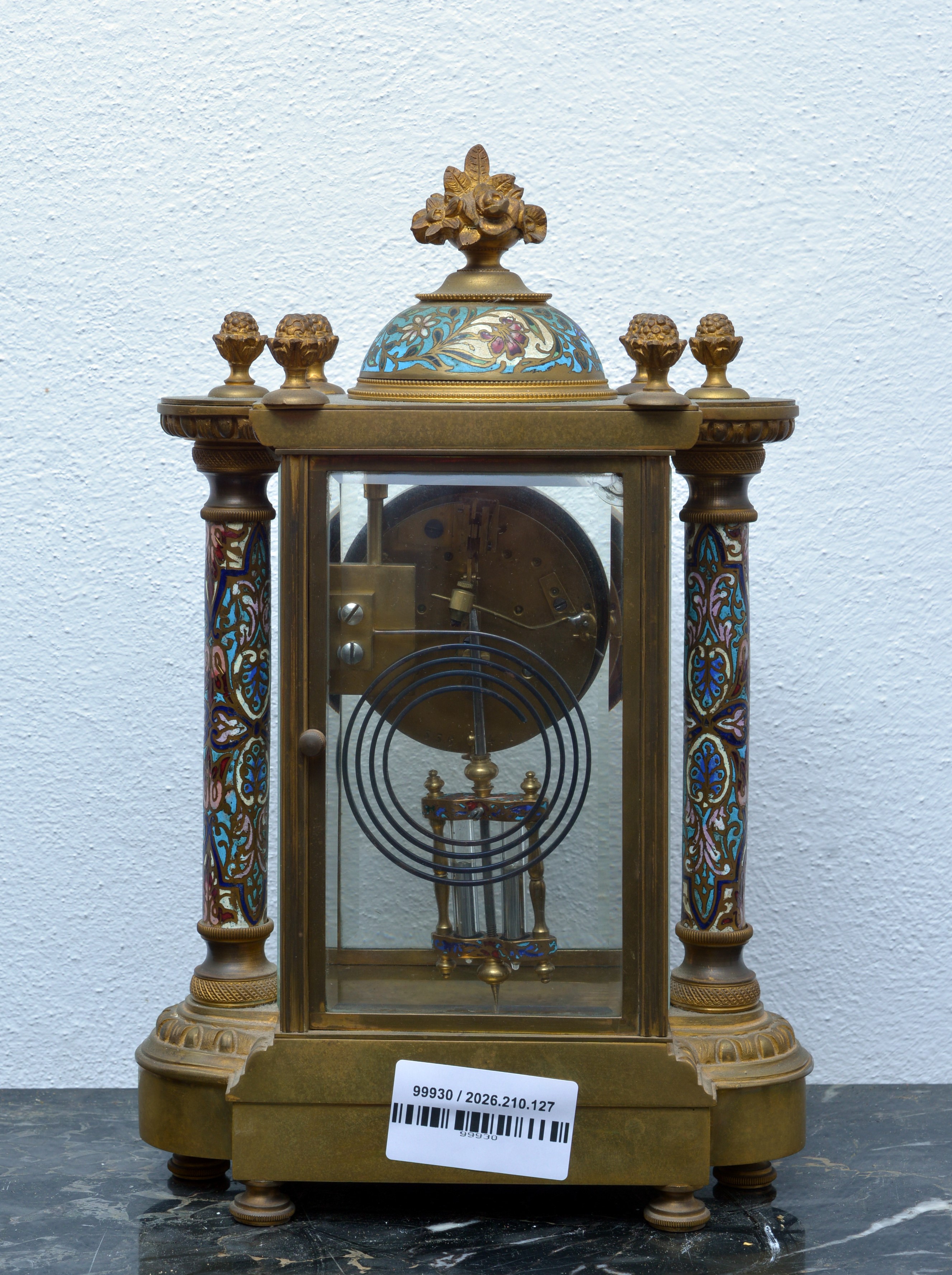 Orologio da tavolo, cassa rettangolare con cupola in metallo cloisonné, XIX secolo