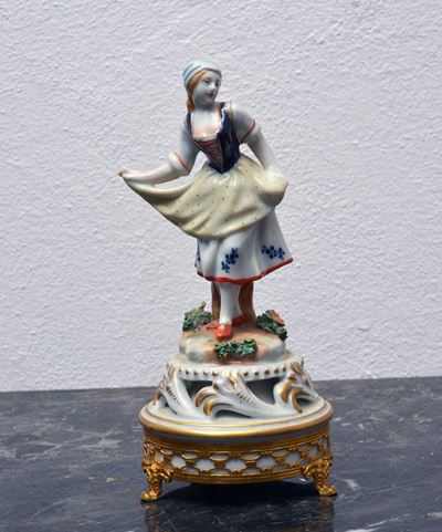 Scultore di Capodimonte, Donna in porcellana policroma