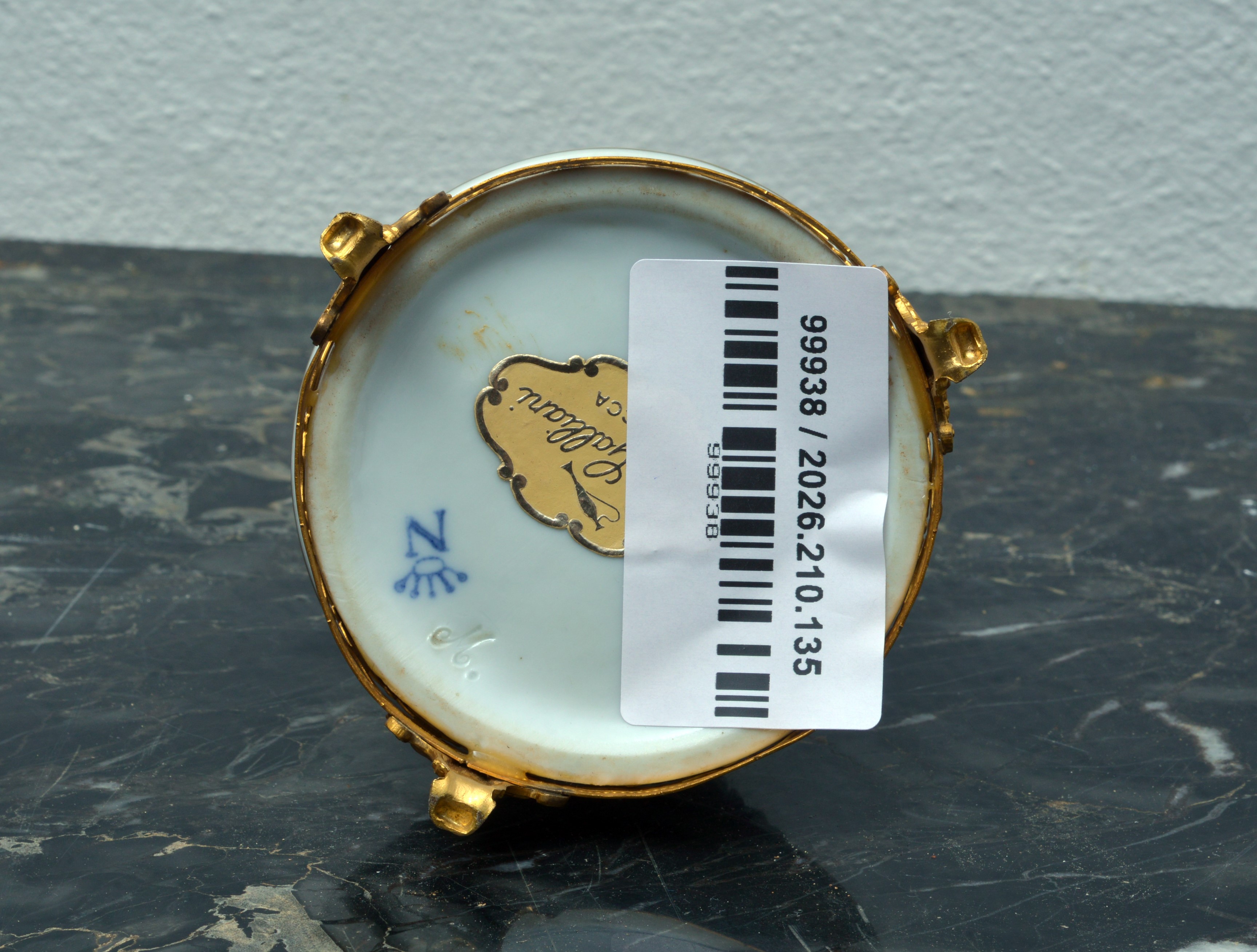 Scultore di Capodimonte, Donna in porcellana policroma