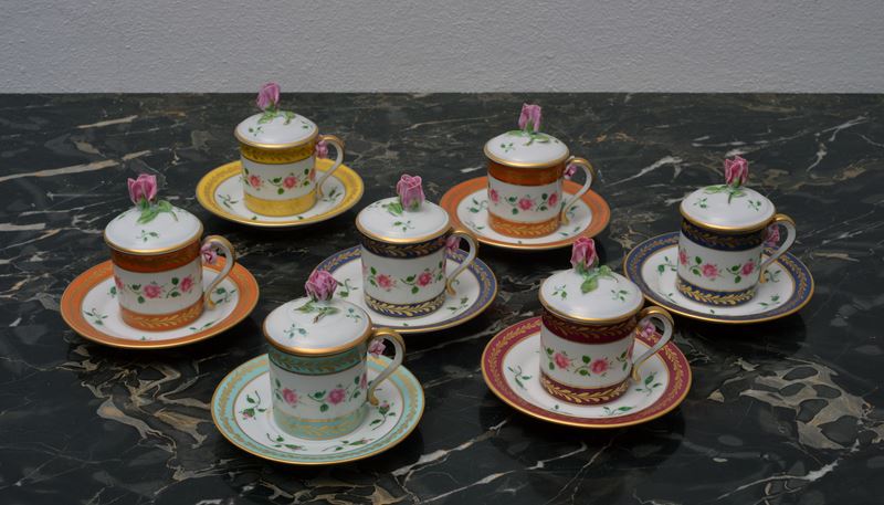 Sette tazzine in porcellana policroma con decorazioni floreali