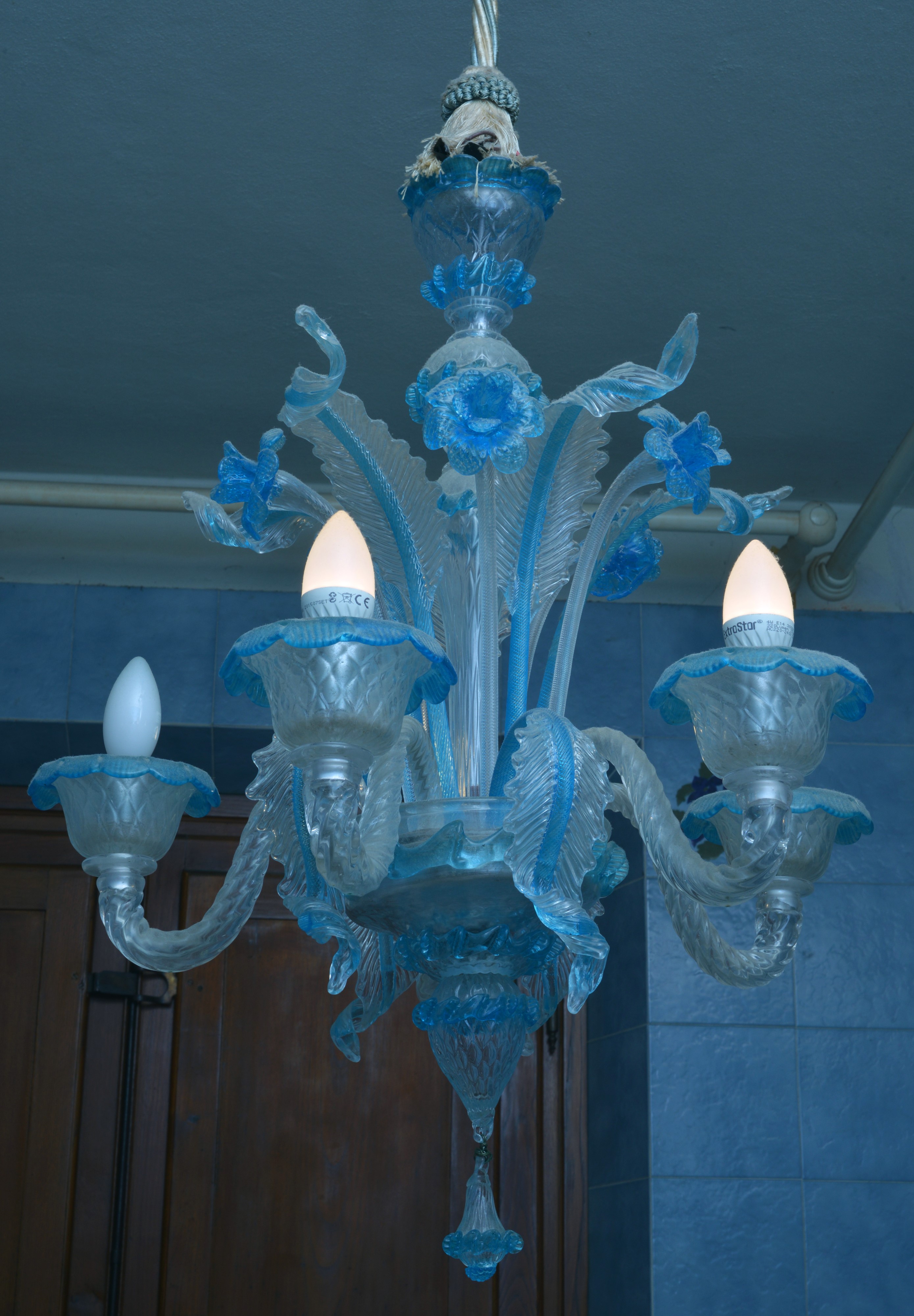 Lampadario a cinque luci, vetro blu e bianco con decorazioni a foglia