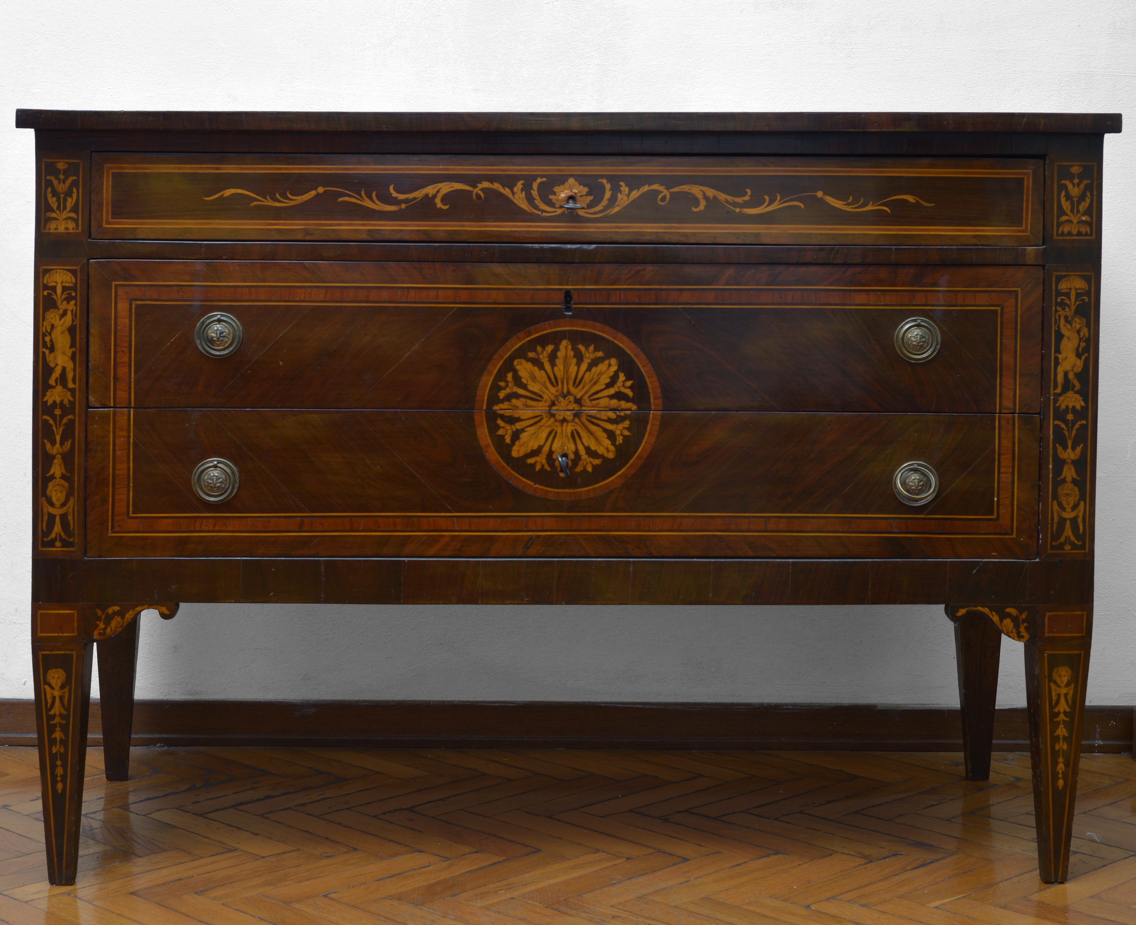 Cassettone del XIX secolo, piano filettato con rosone