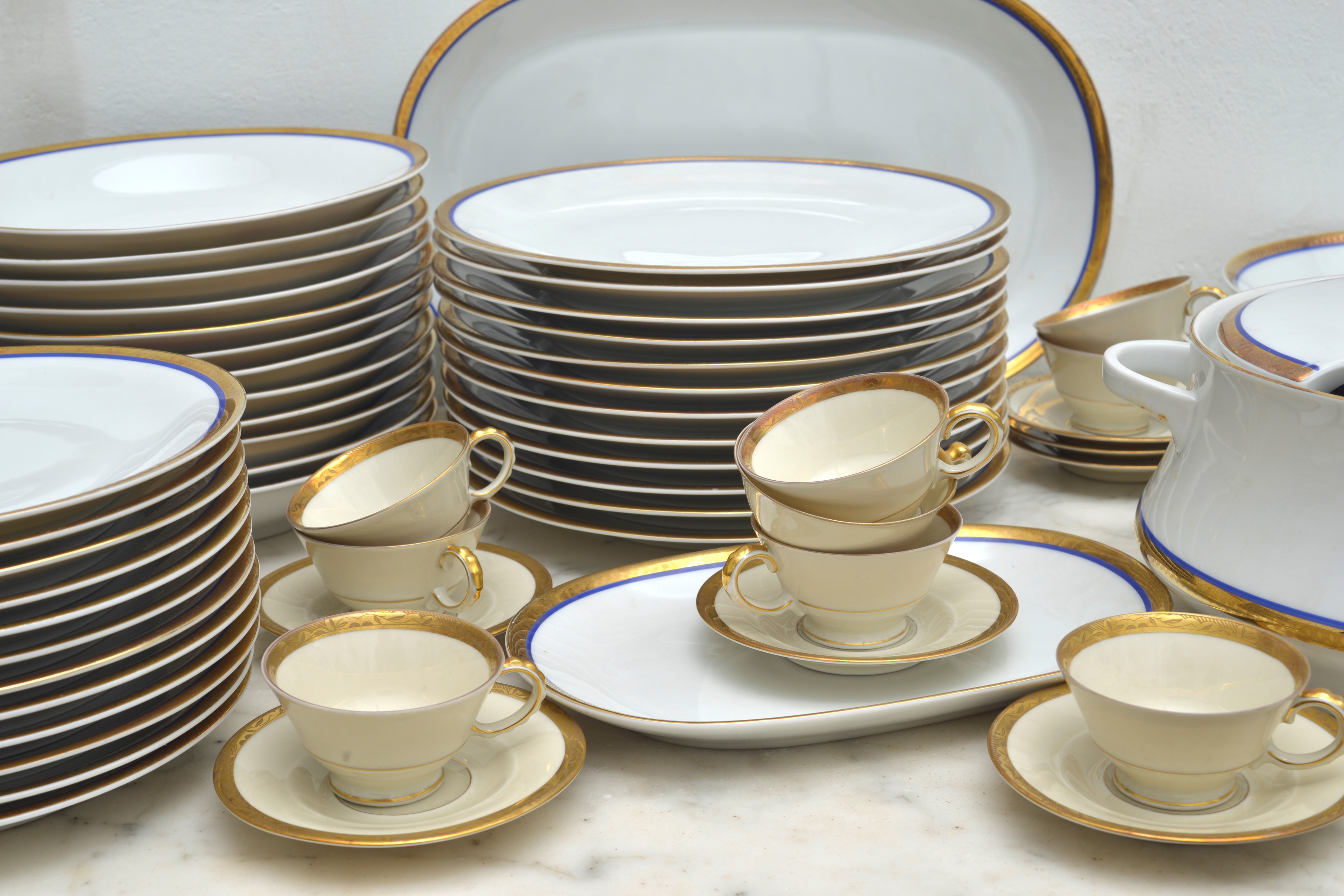 Gruppo di ceramiche da tavola, decorazione floreale policroma e bordo traforato a intreccio (XX s...