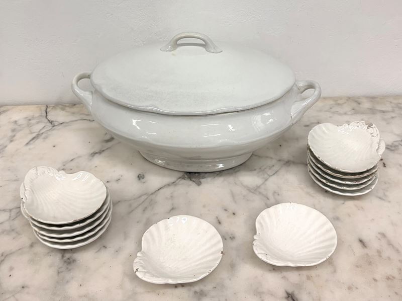 Zuppiera con set di piattini a conchiglia