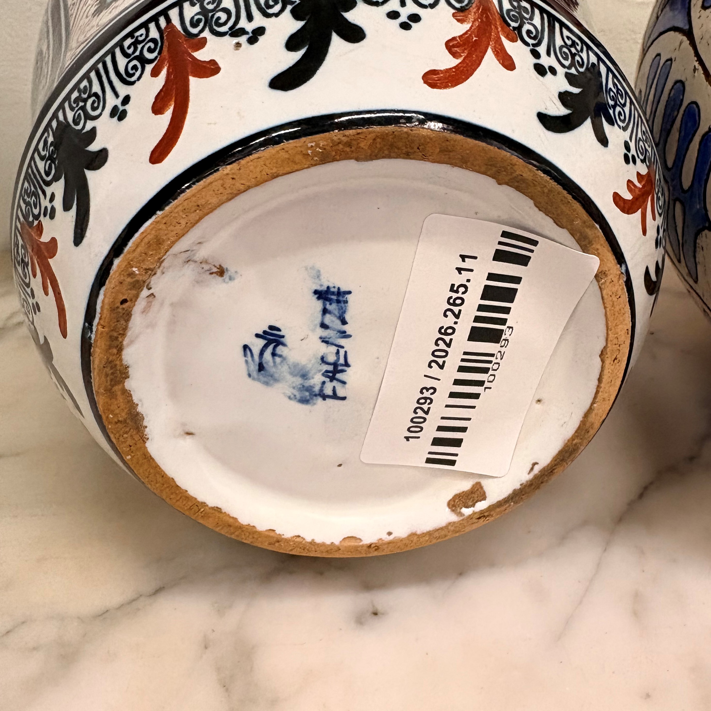 Lotto composto da due pezzi in maiolica decorata