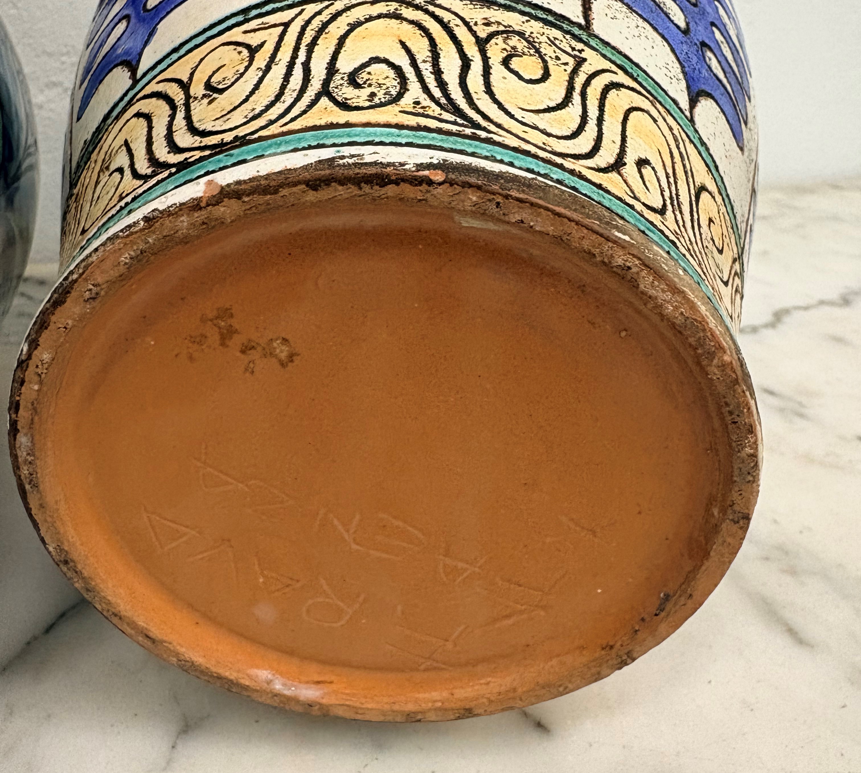 Lotto composto da due pezzi in maiolica decorata