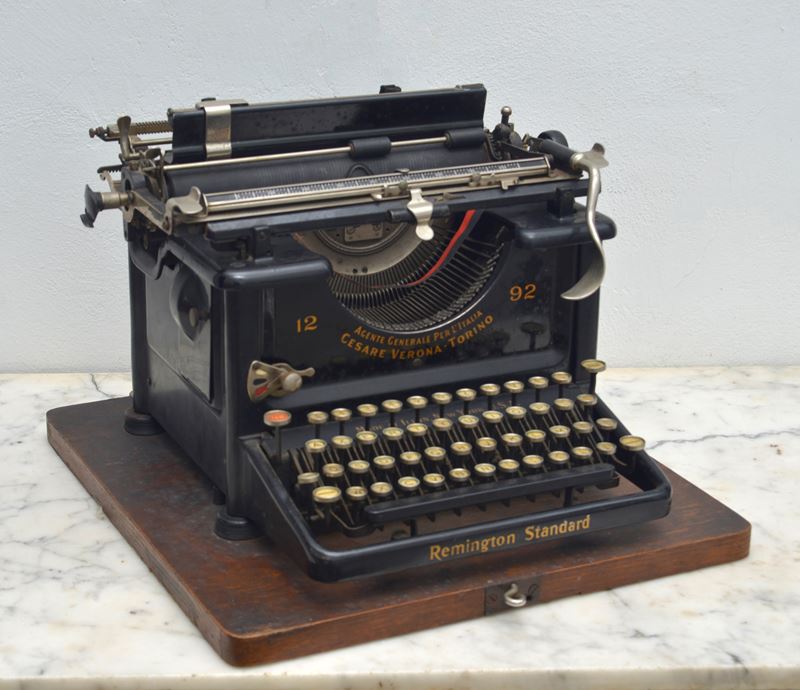Remington, Macchina da scrivere Standard modello 12 (telaio laccato nero e scritte in oro)