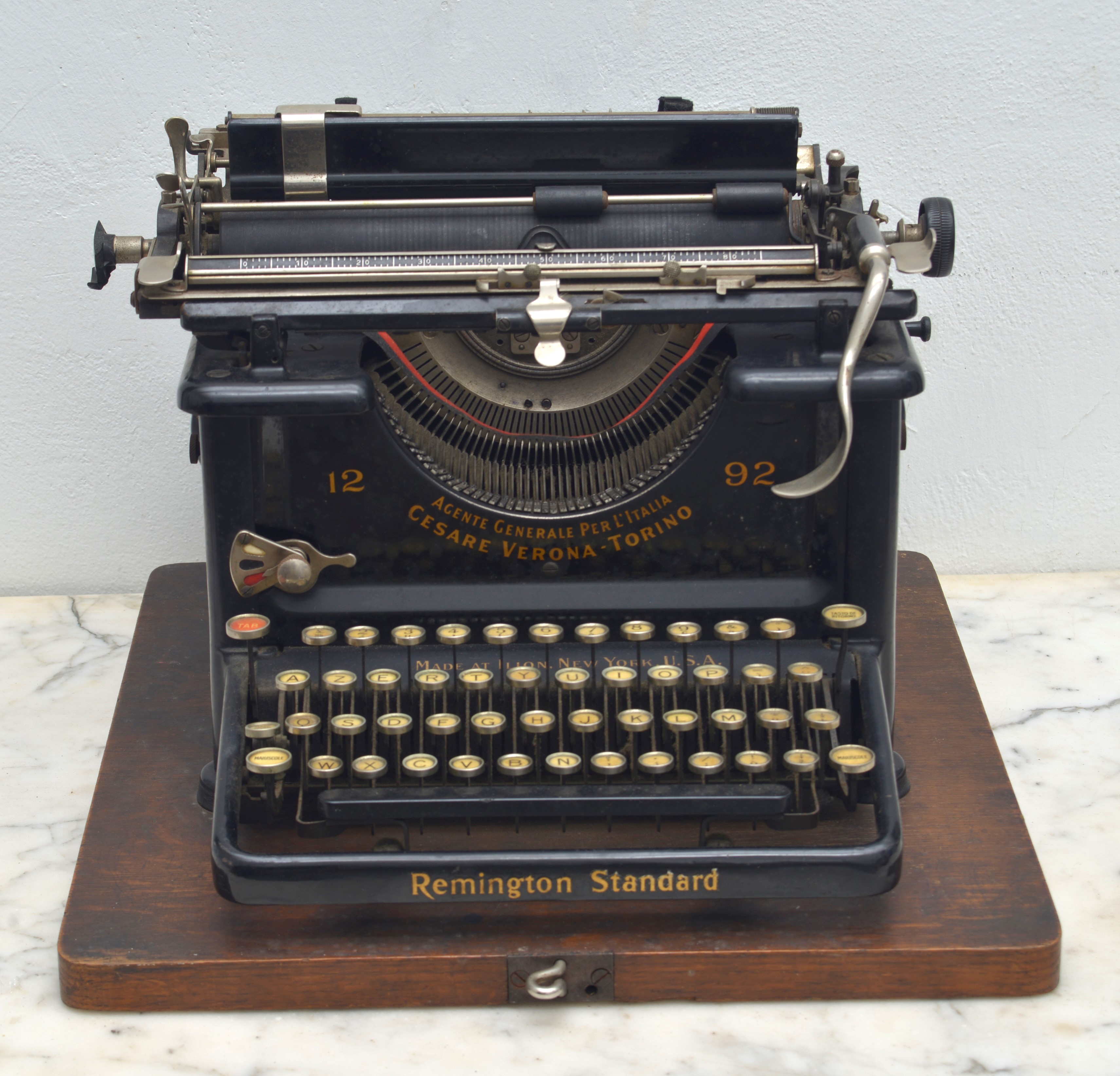 Remington, Macchina da scrivere Standard modello 12 (telaio laccato nero e scritte in oro)