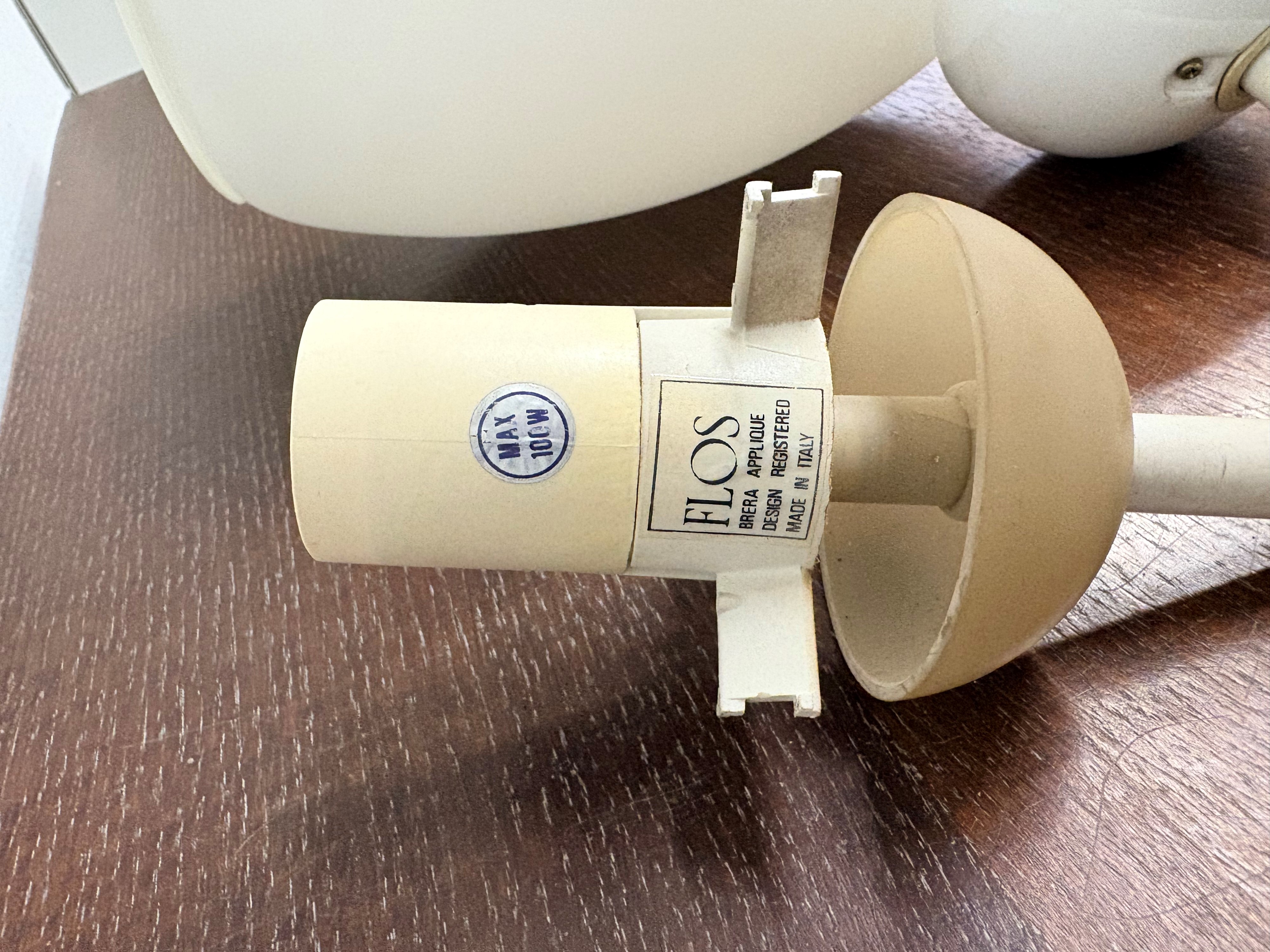 Flos, Brera applique (diffusore ovoidale, supporto a braccio curvo in metallo laccato)