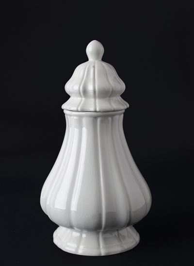 Vaso in porcellana bianca con coperchio e pomello, decorazione a scanalature verticali
