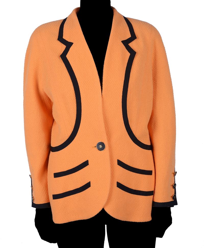 Giacca color arancio con bottone singolo