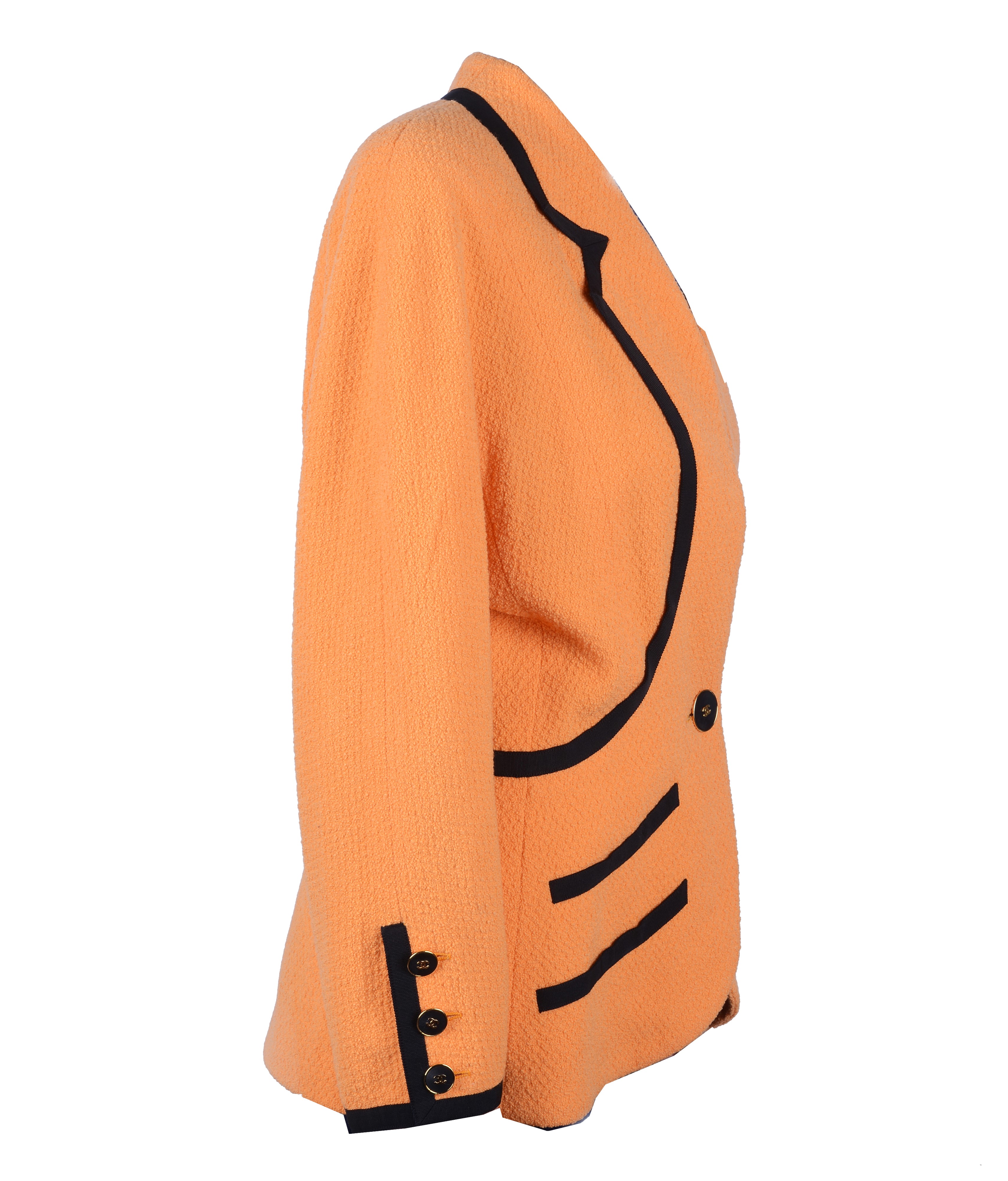 Giacca color arancio con bottone singolo