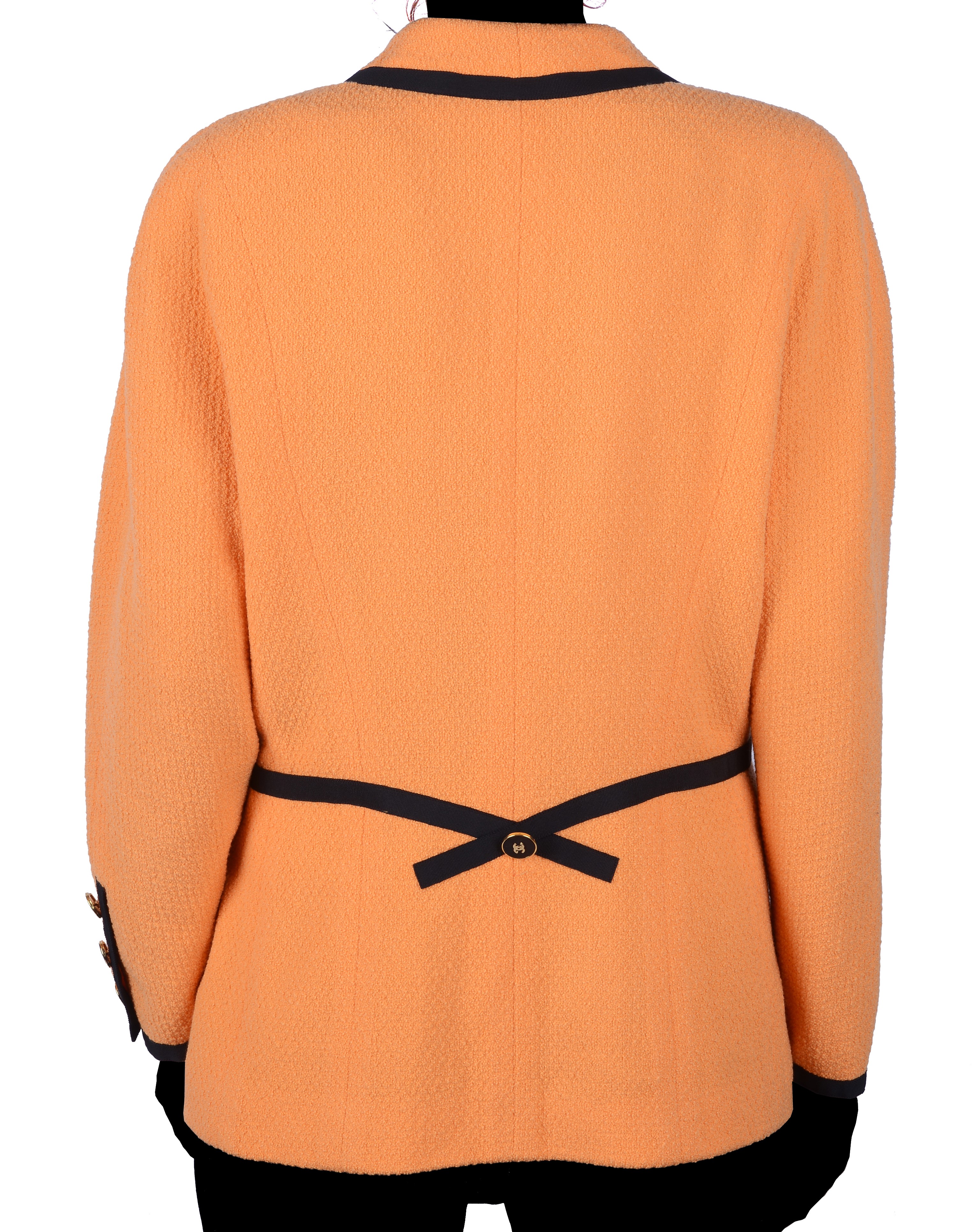 Giacca color arancio con bottone singolo