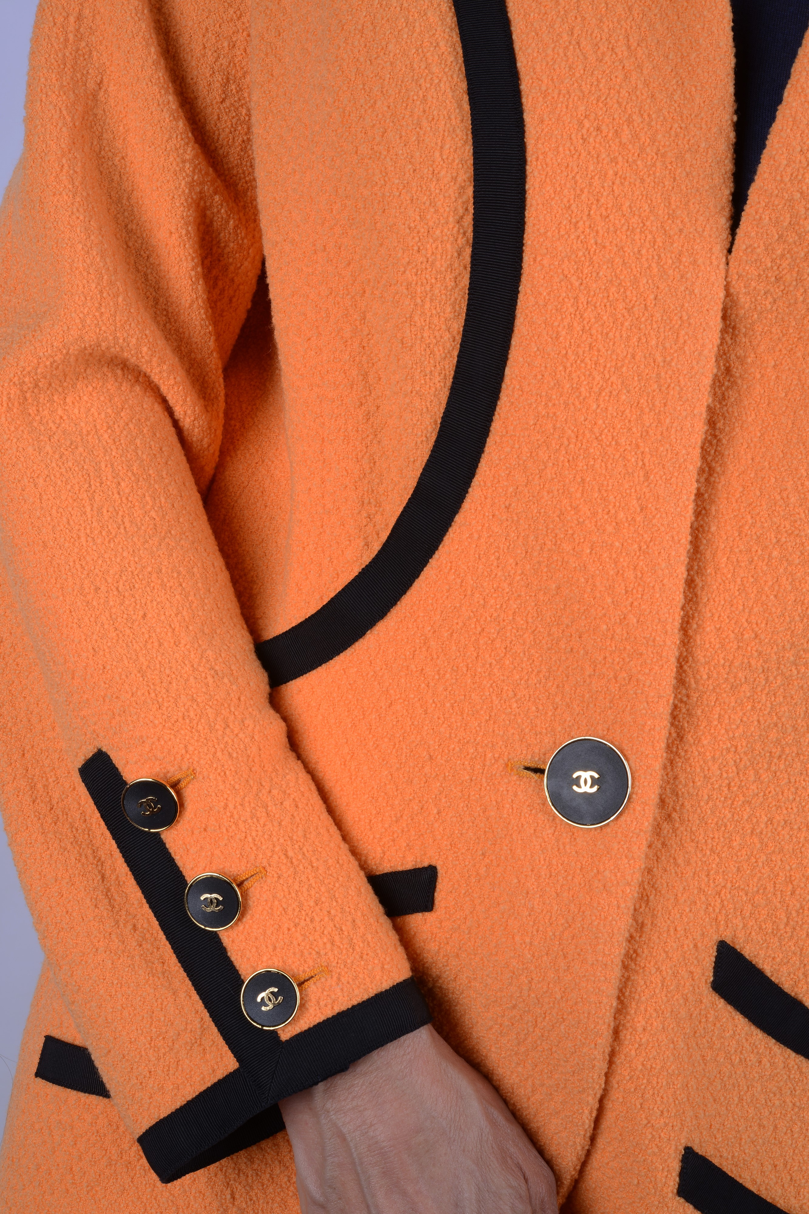Giacca color arancio con bottone singolo