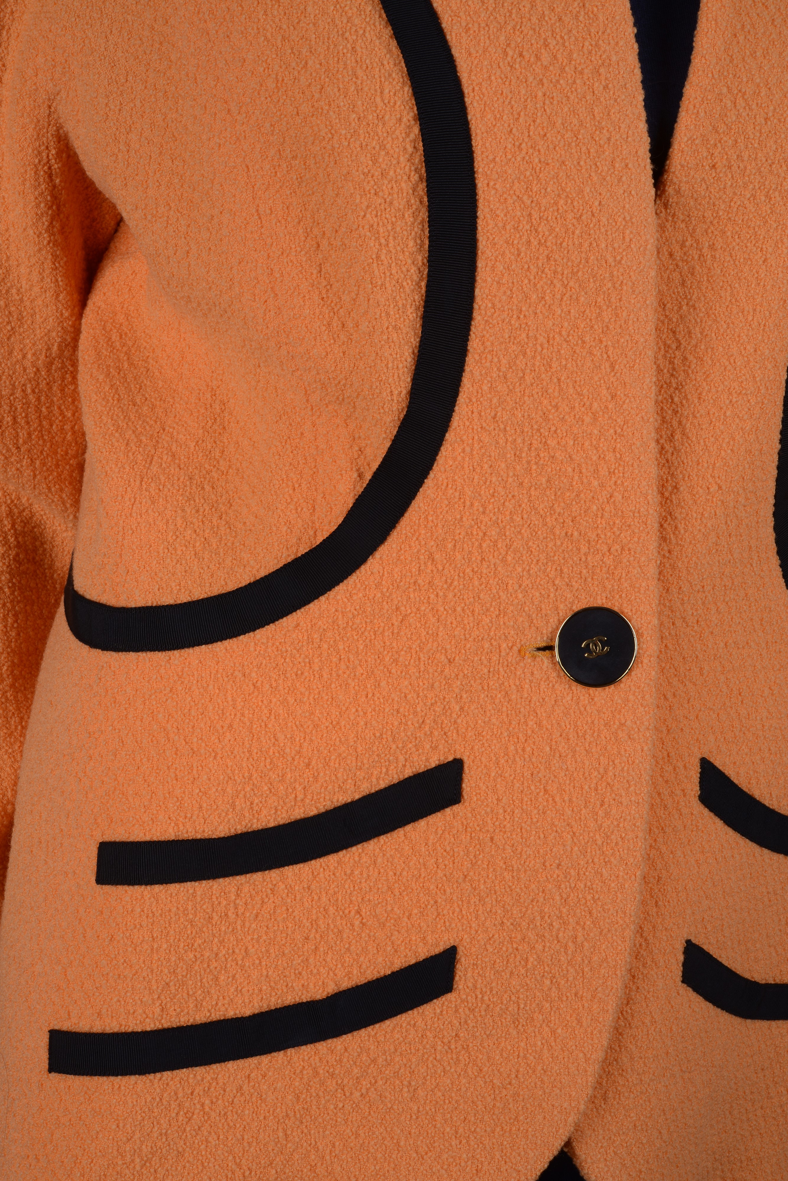 Giacca color arancio con bottone singolo