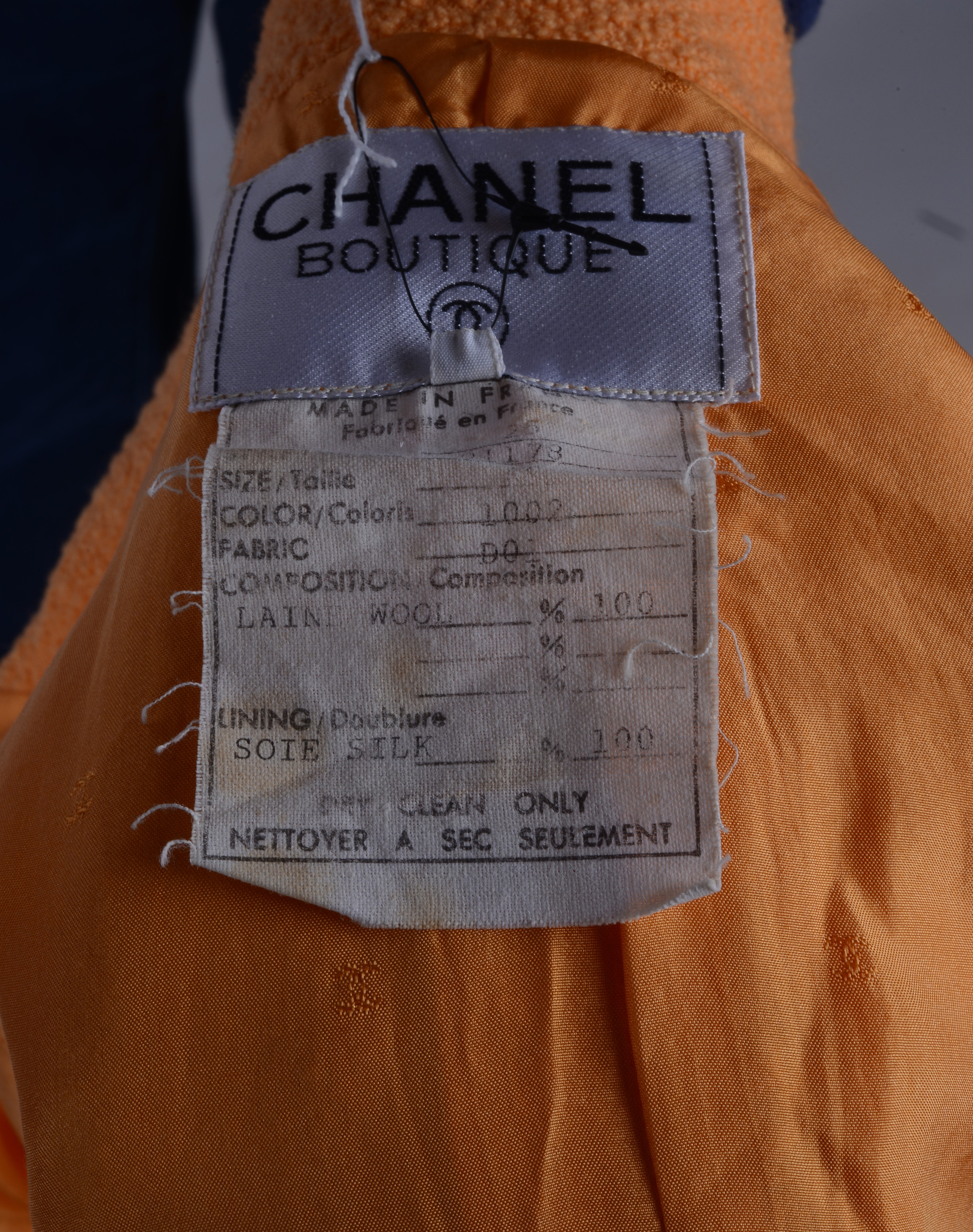 Giacca color arancio con bottone singolo