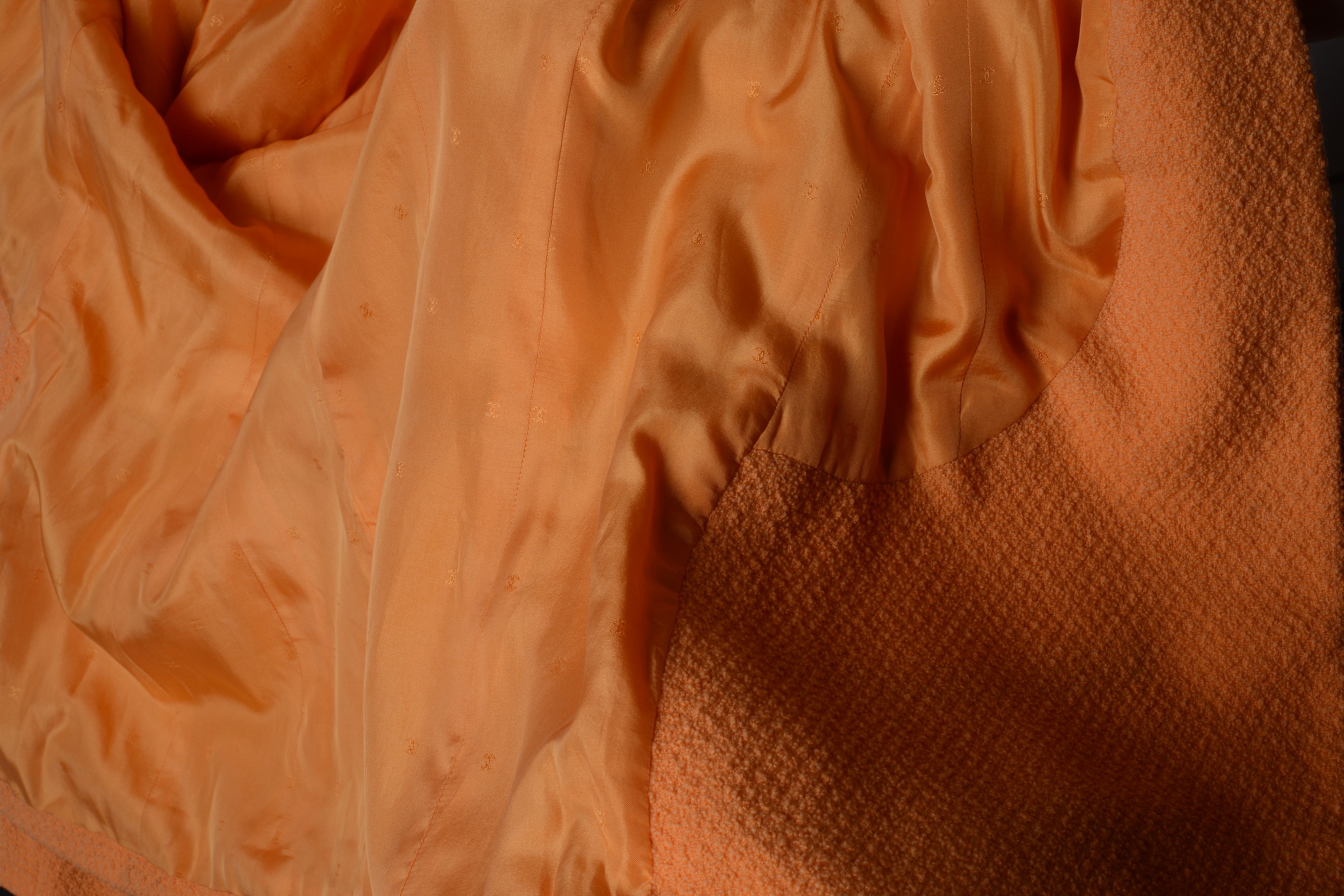 Giacca color arancio con bottone singolo