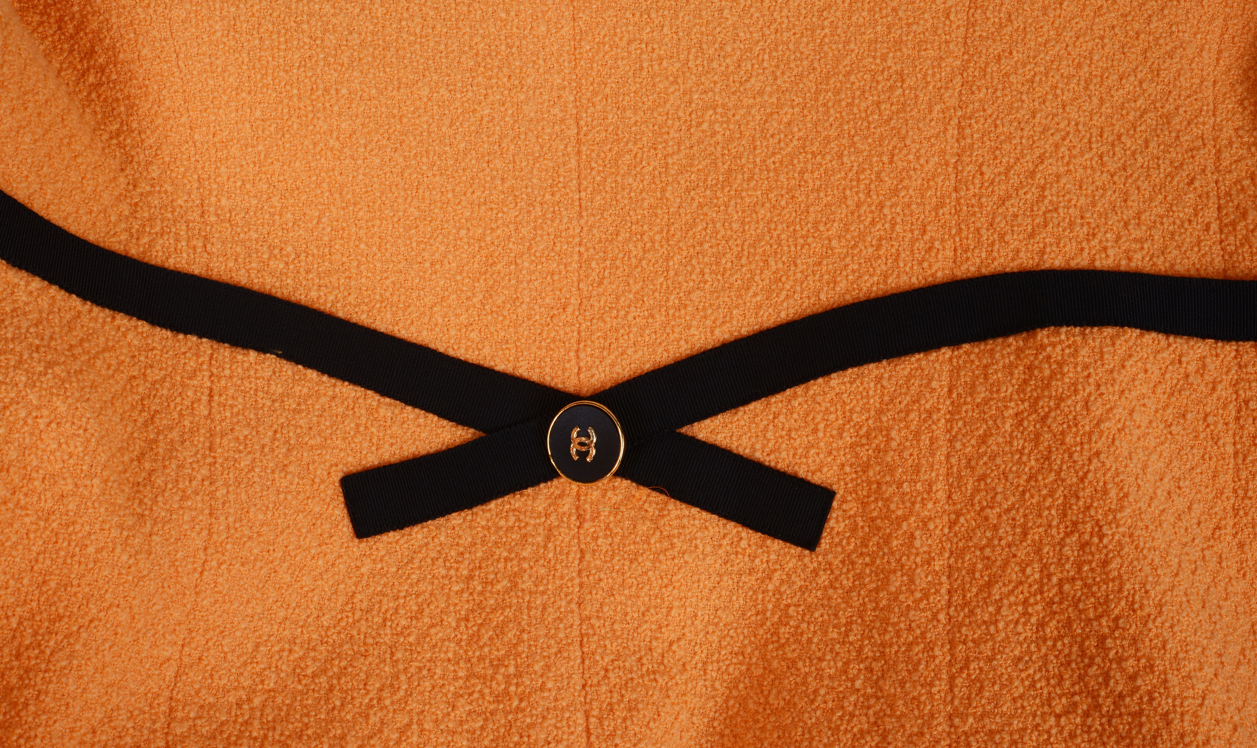 Giacca color arancio con bottone singolo