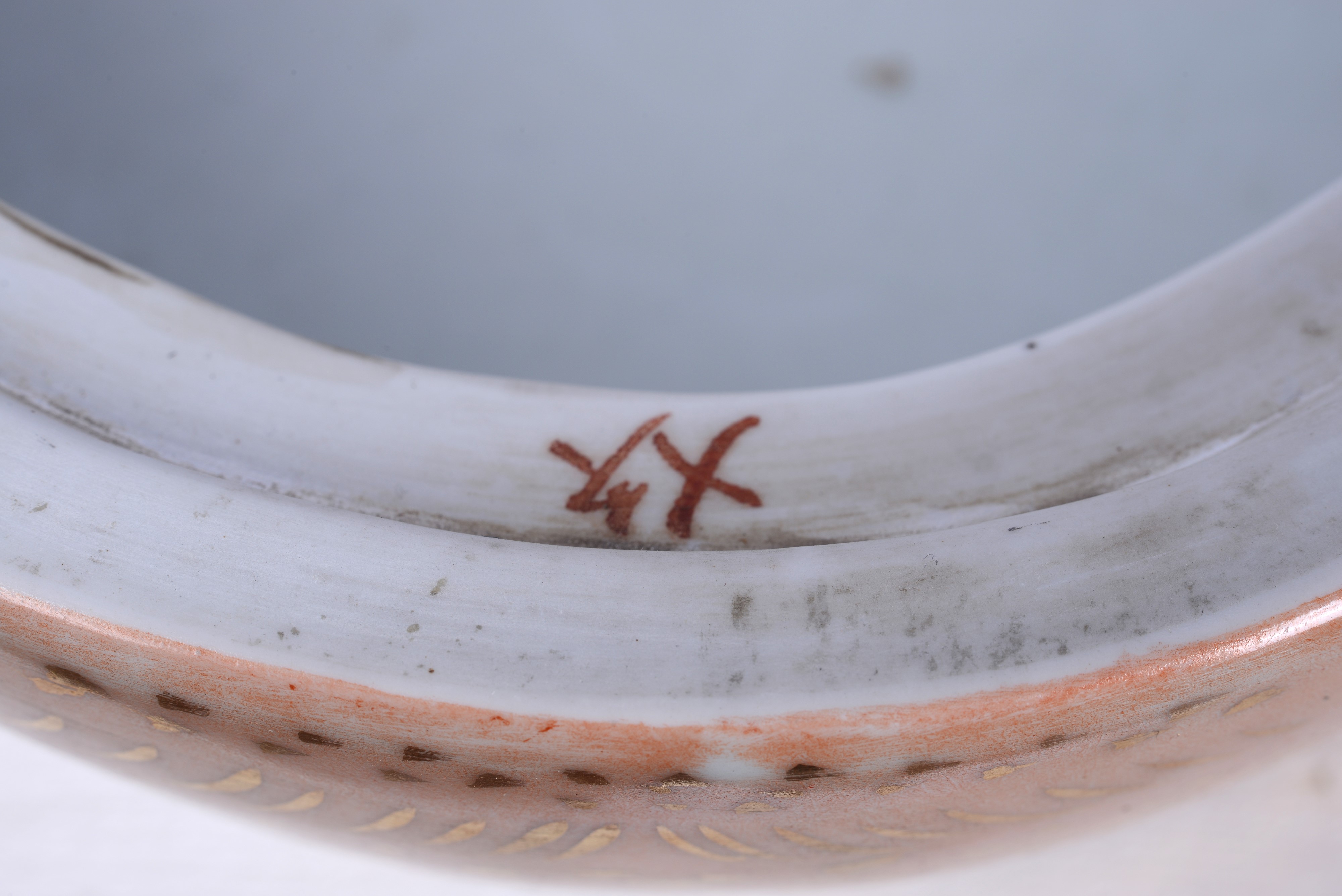 Coppia di zuppiere a forma di anatra, porcellana policroma con lumeggiature in oro (Cina, XX seco...