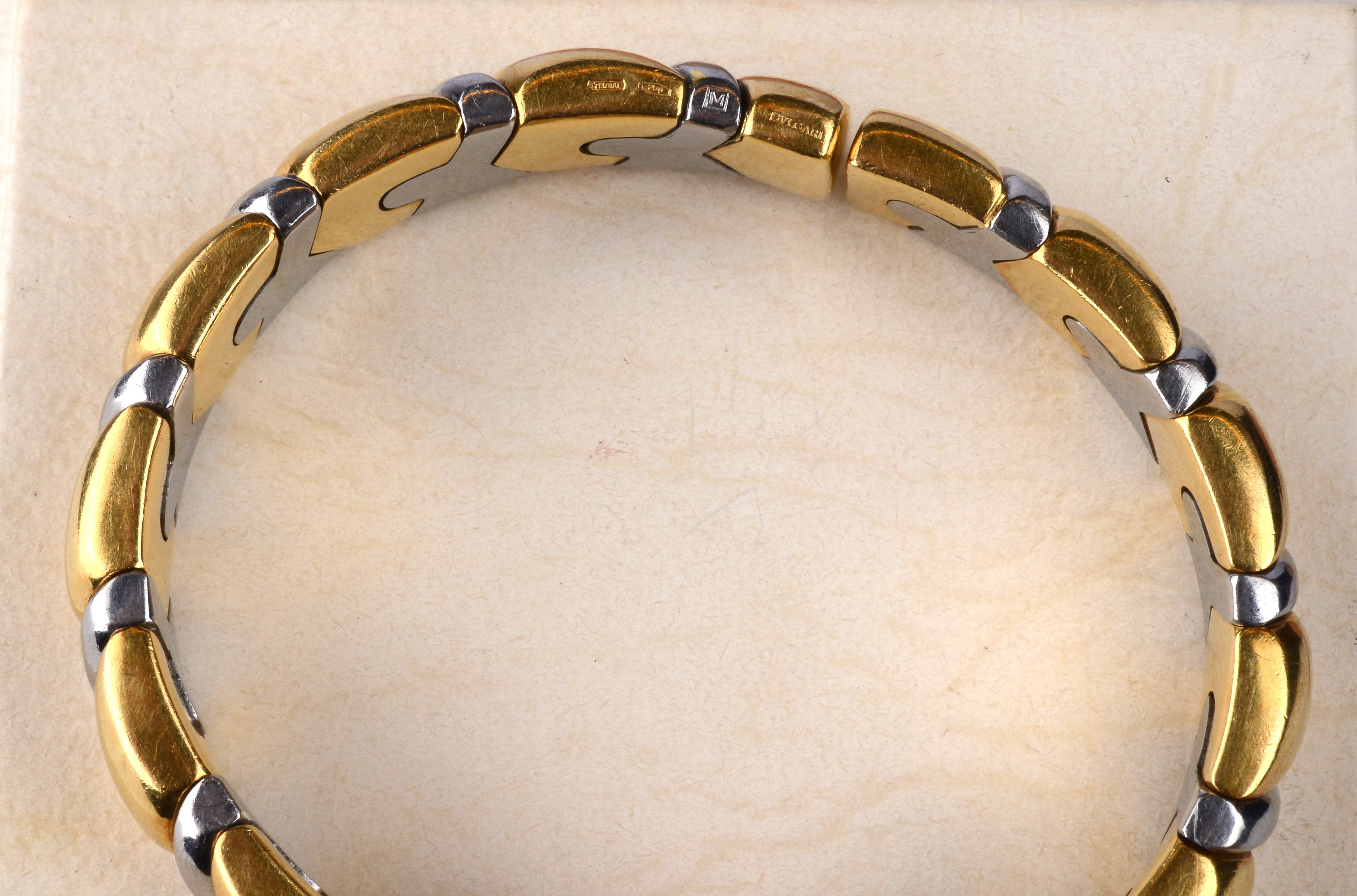 Bracciale semi rigido maglia modulare "chevron"