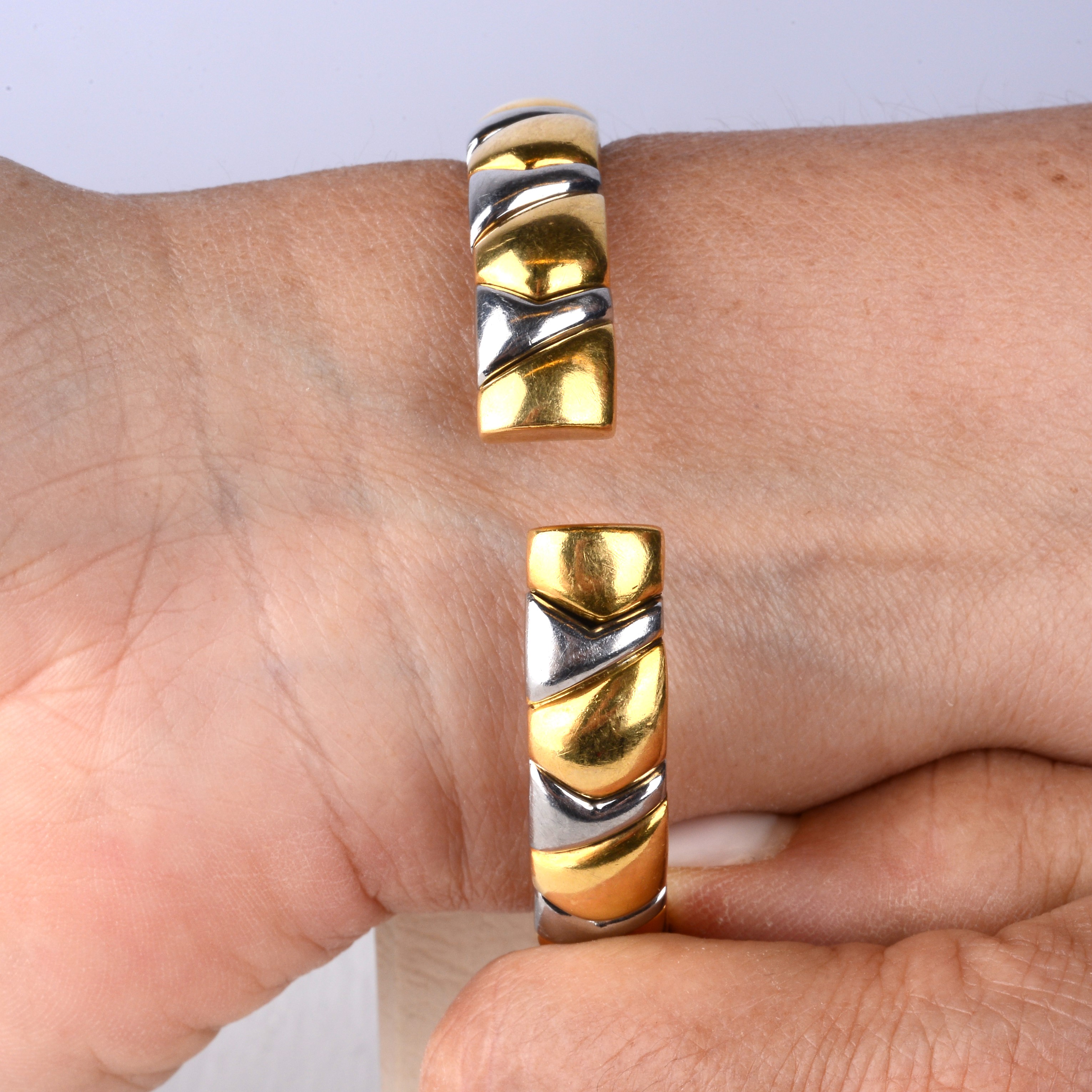 Bracciale semi rigido maglia modulare "chevron"