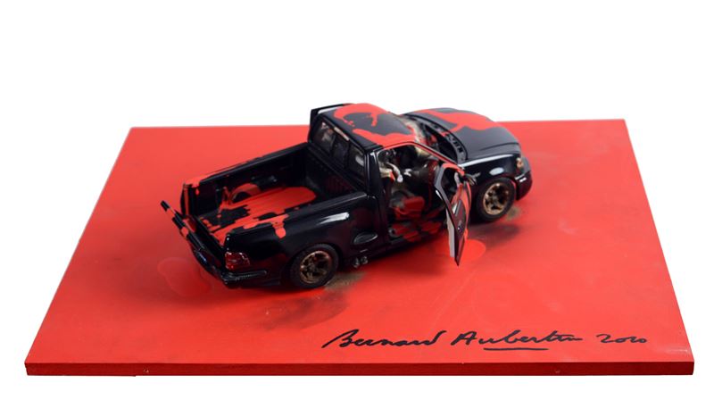 Bernard Aubertin - Voiture brulée, modellino di macchina bruciata su tavola