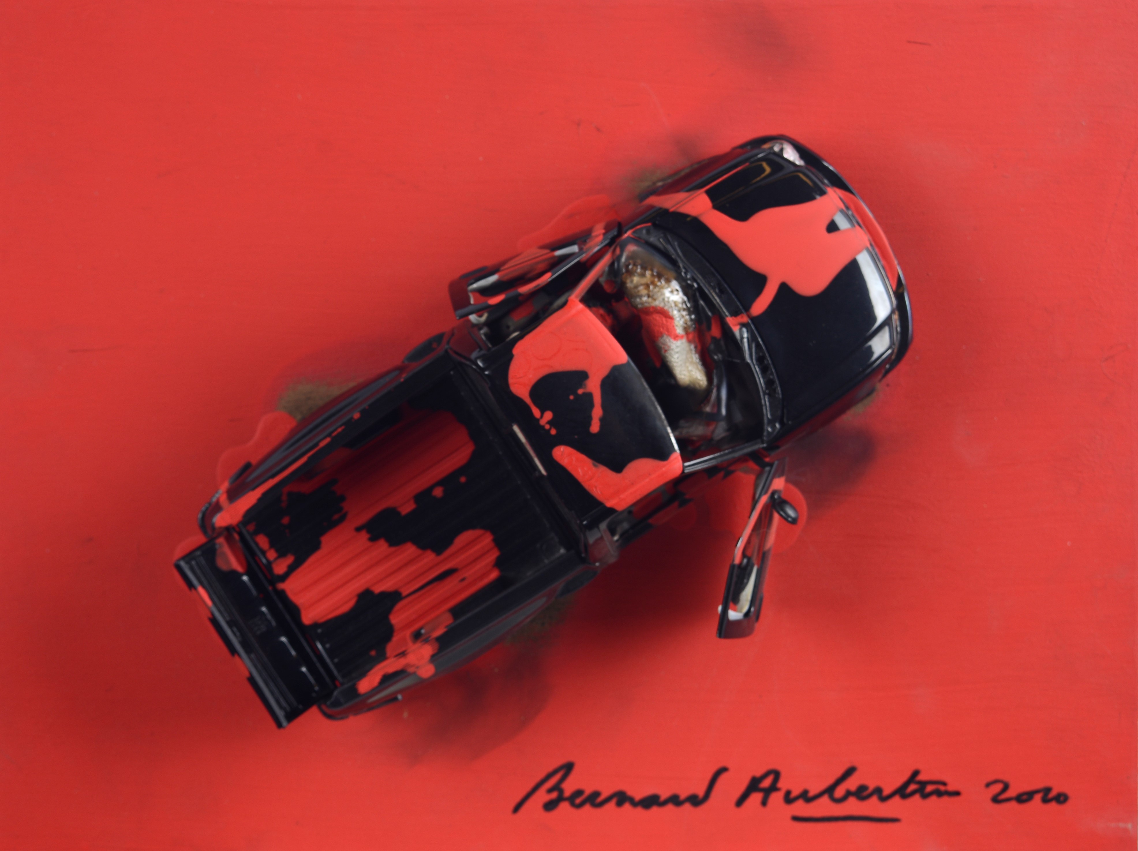 Bernard Aubertin - Voiture brulée, modellino di macchina bruciata su tavola