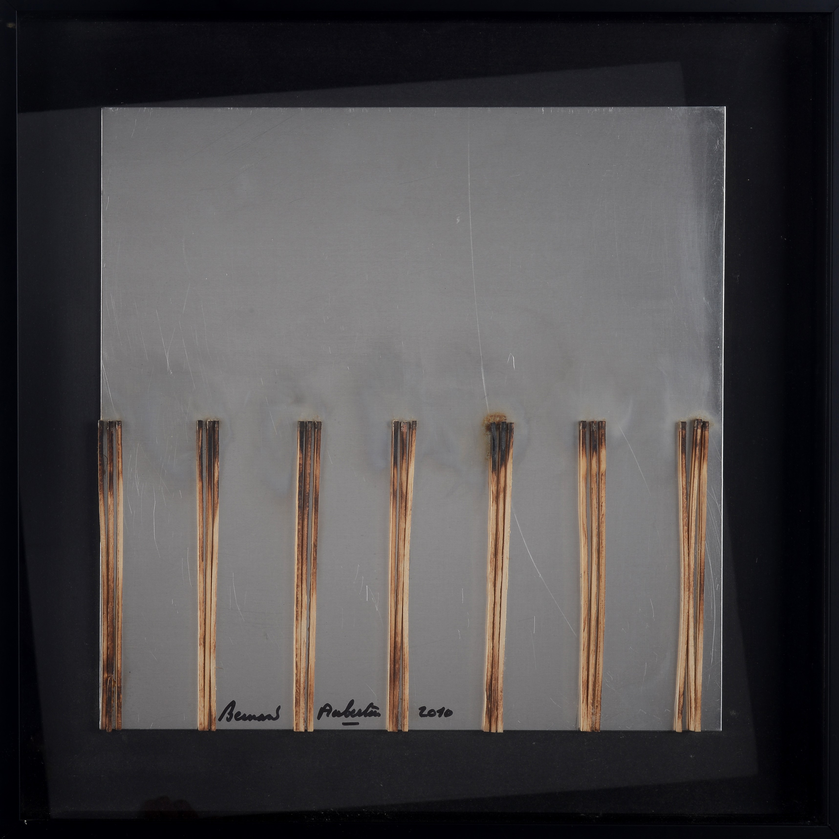 Bernard Aubertin - Disegno di fuoco su lastra di alluminio (fiammiferi bruciati), 2010