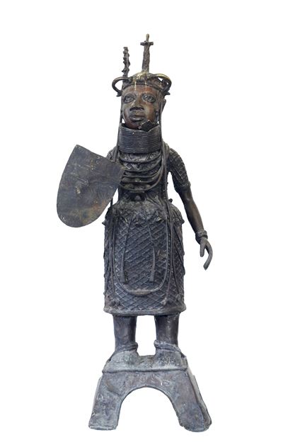 Scultura in bronzo, Regina con scudo