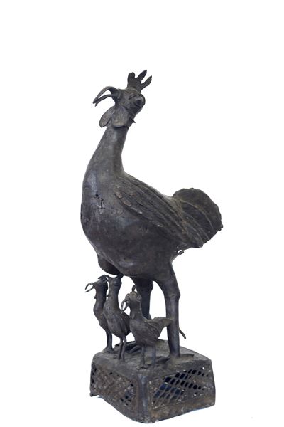 Scultura cerimoniale di gallo con pulcini, bronzo, base quadrangolare traforata