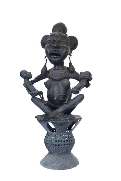 Benin, Madre con infanti, scultura in bronzo a traforo (XX secolo)