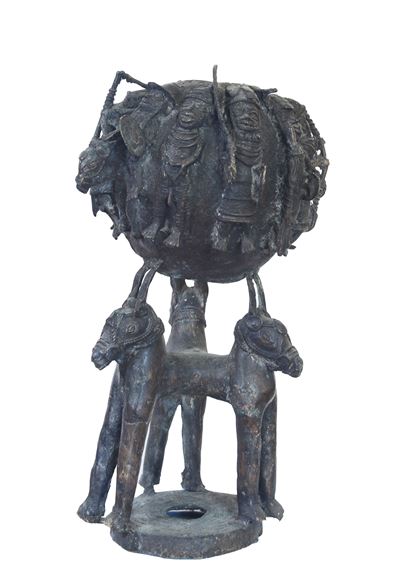 Vaso rituale zoomorfo, bronzo con base circolare traforata e contenitore globulare in altorilievo...