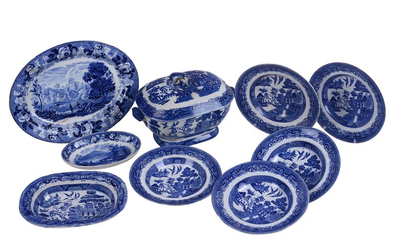 Lotto di ceramiche, zuppiera e piatti con decorazioni a ispirazione orientale (rotta)
