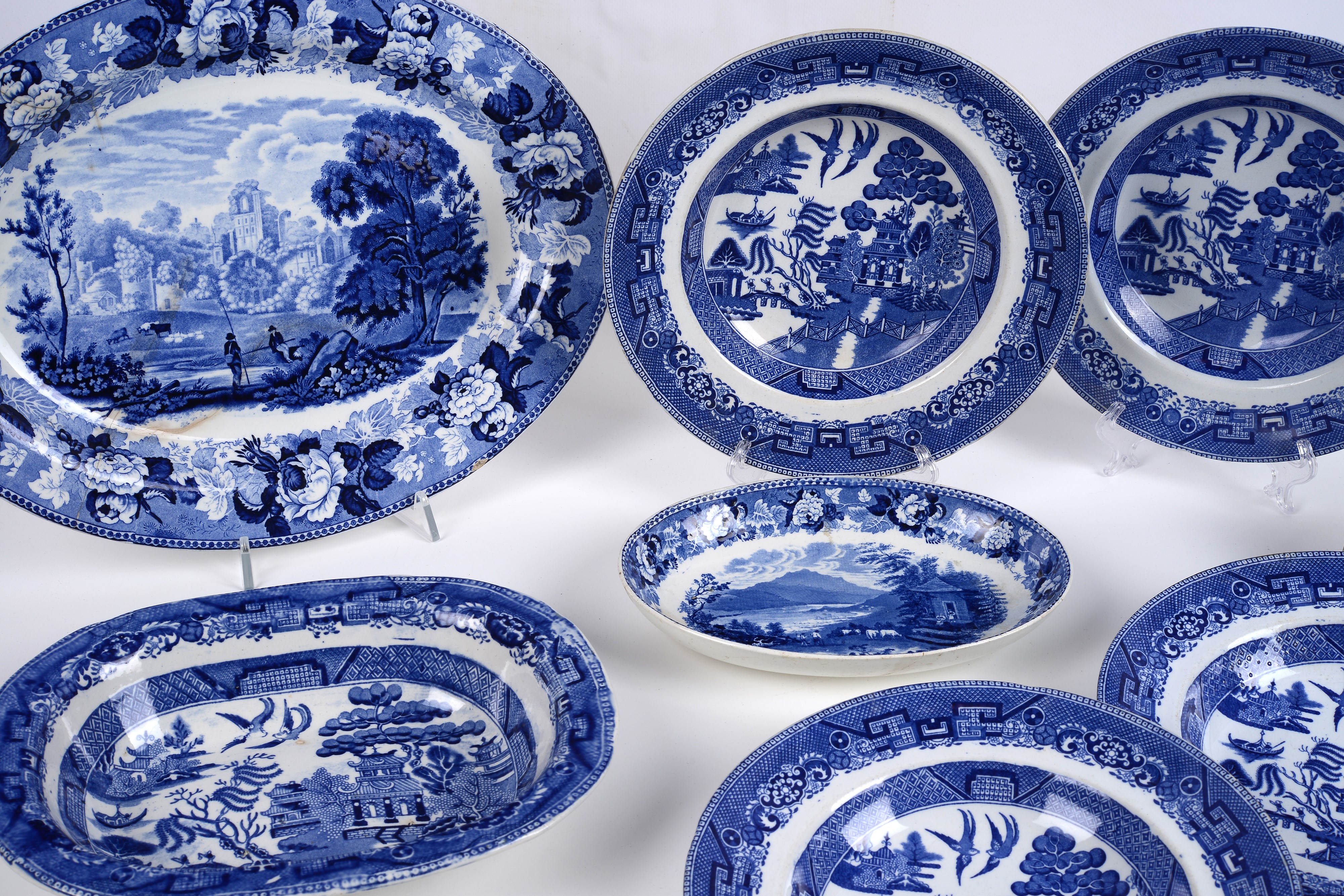 Lotto di ceramiche, zuppiera e piatti con decorazioni a ispirazione orientale (rotta)