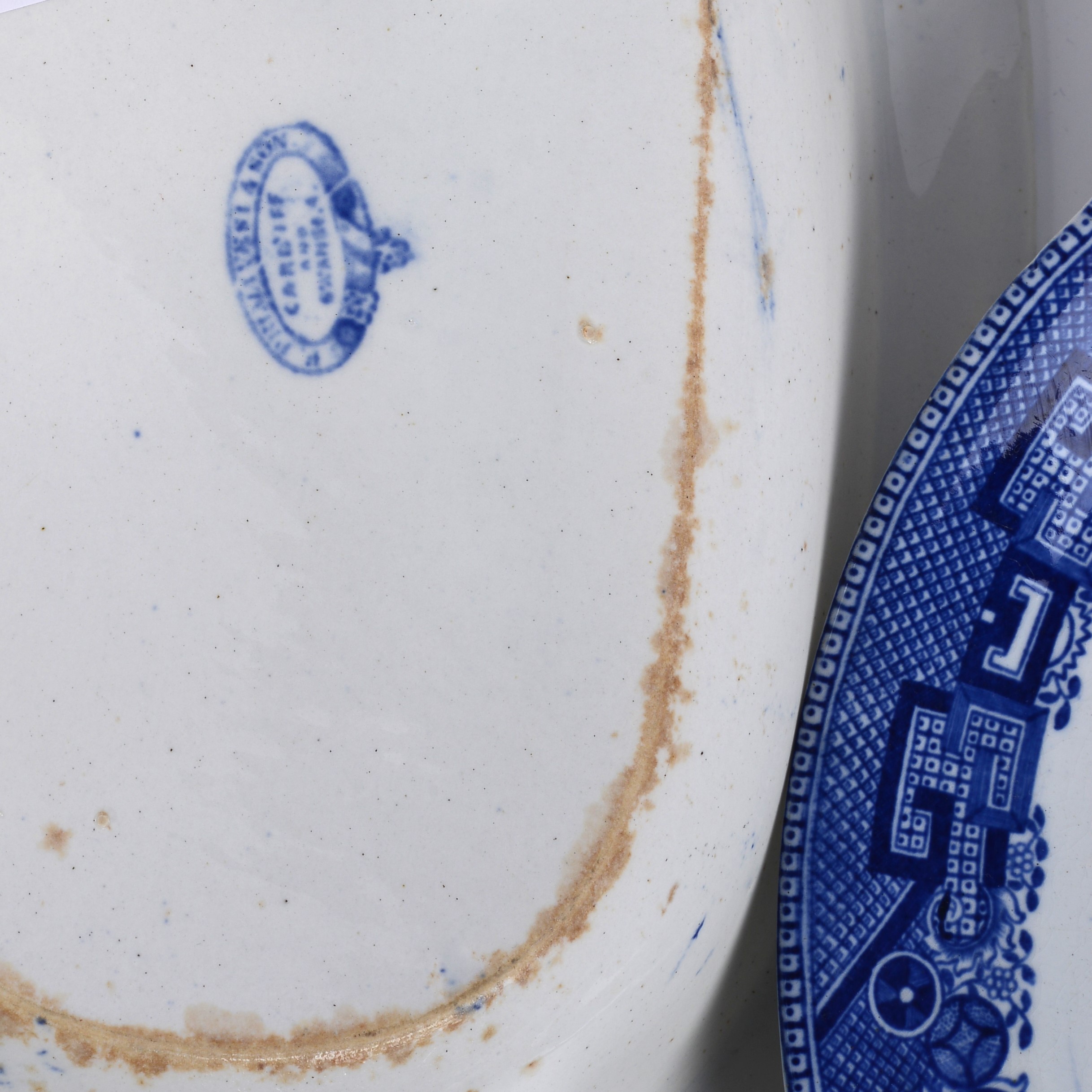 Lotto di ceramiche, zuppiera e piatti con decorazioni a ispirazione orientale (rotta)