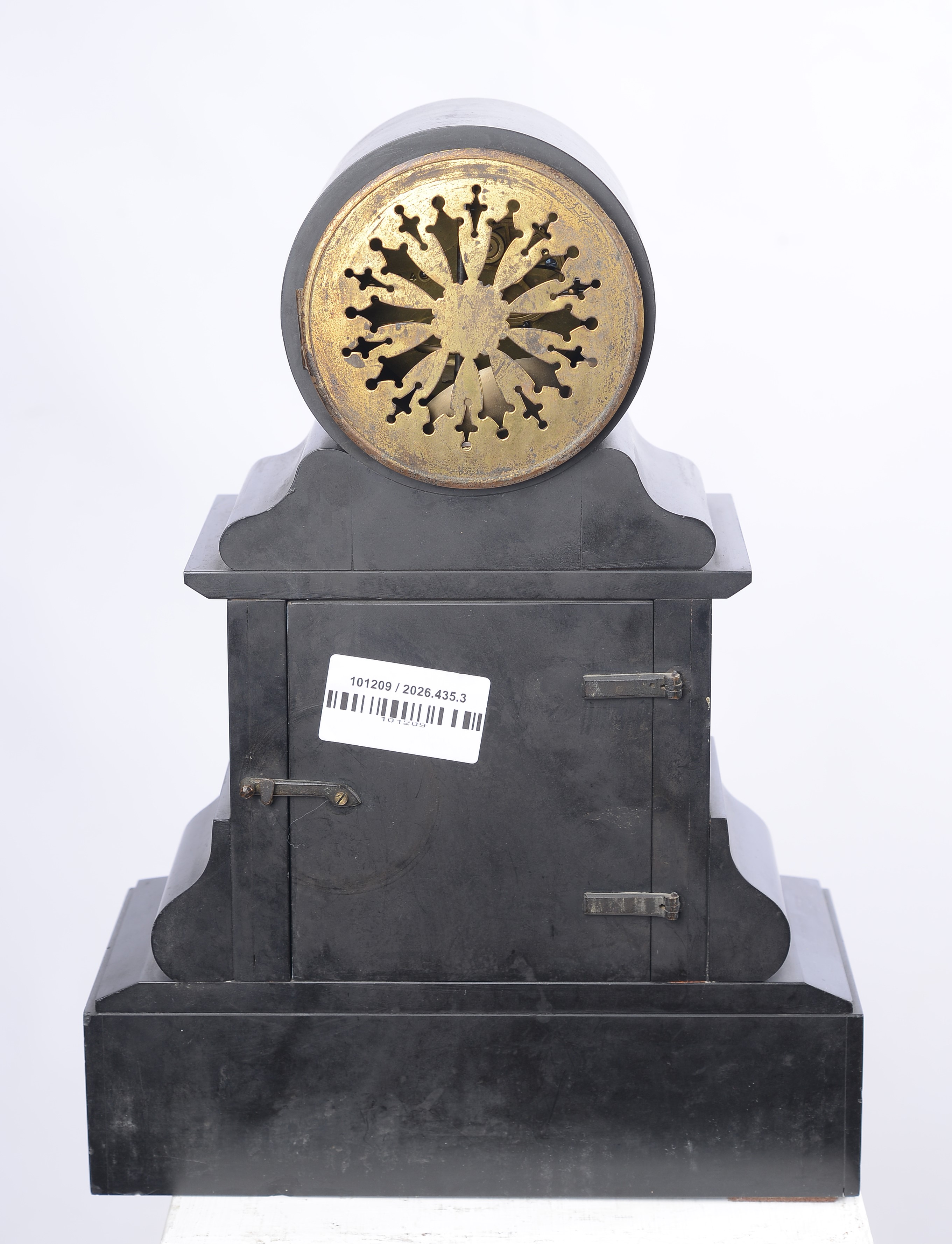 Cassa sagomata in marmo nero del Belgio, Pendola da tavolo con decorazioni incise in marmo verde ...