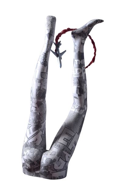 Scultura in compensato con collage di carta di giornale (2014)