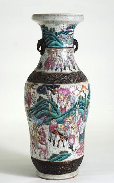 Vaso a tromba, porcellana policroma decorata, base in legno, Giappone XIX secolo