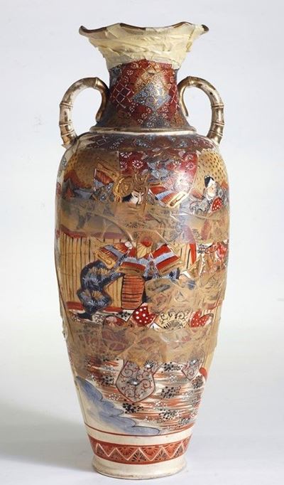 Vaso in ceramica Satsuma con decorazioni a figure, h. 62,5 cm