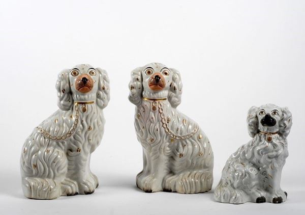 Tre figure di cani in ceramica policroma 