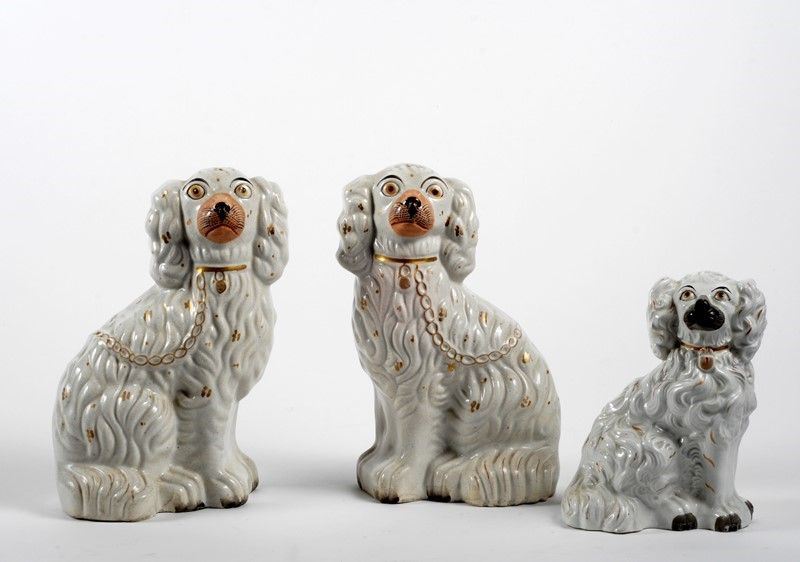 Tre Figure di Cani in Ceramica Policroma