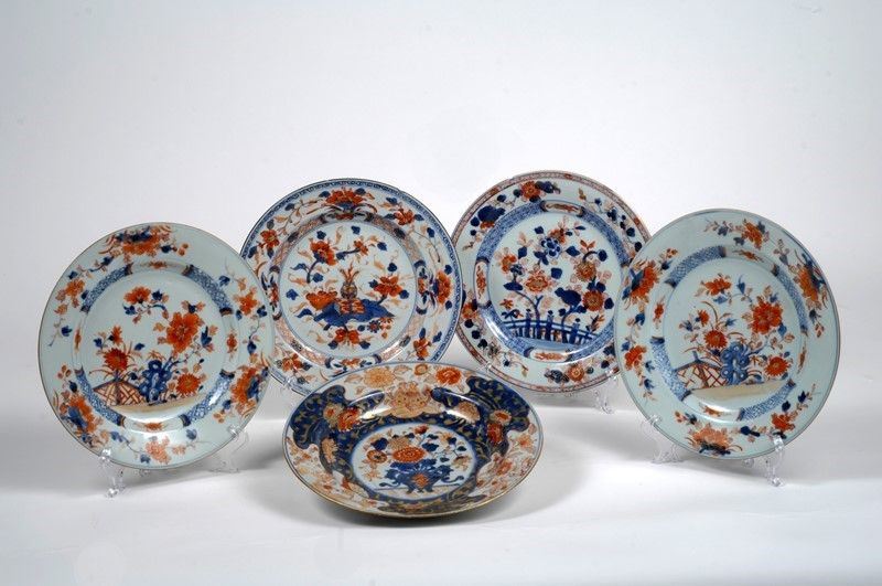 Cinque piatti in porcellana Imari