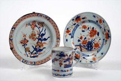 Due Piatti e una Tazza in Porcellana Imari