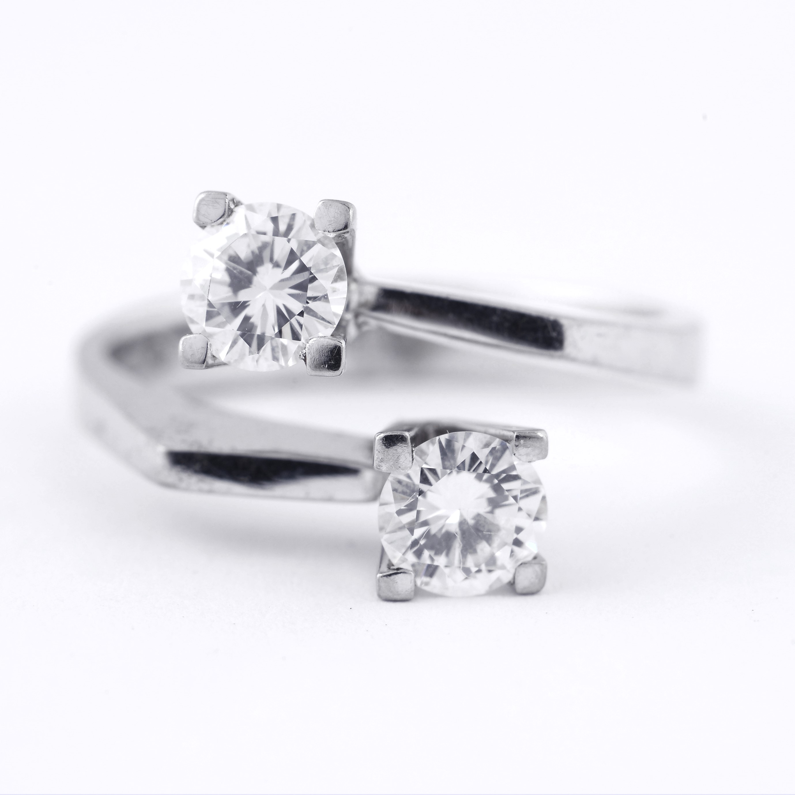 Anello Contrarié in Oro Bianco