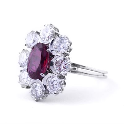Anello a Margherita con Rubino